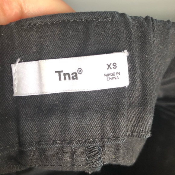 Aritzia TNA Cargo shorts 2 inch - Picture 3 of 4